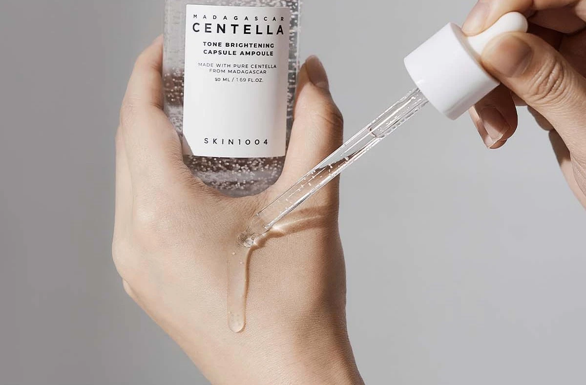 Skin1004 Tone Brightening Capsule Ampoule - Aplicación en rostro