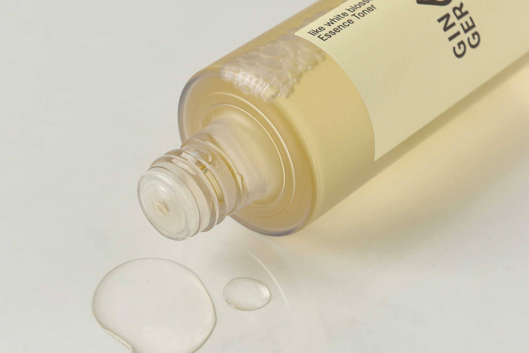 Ginger6 Like White Blosoon Essense Toner - Imagen 3