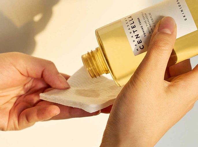 Centella Toning Toner aplicado con algodón