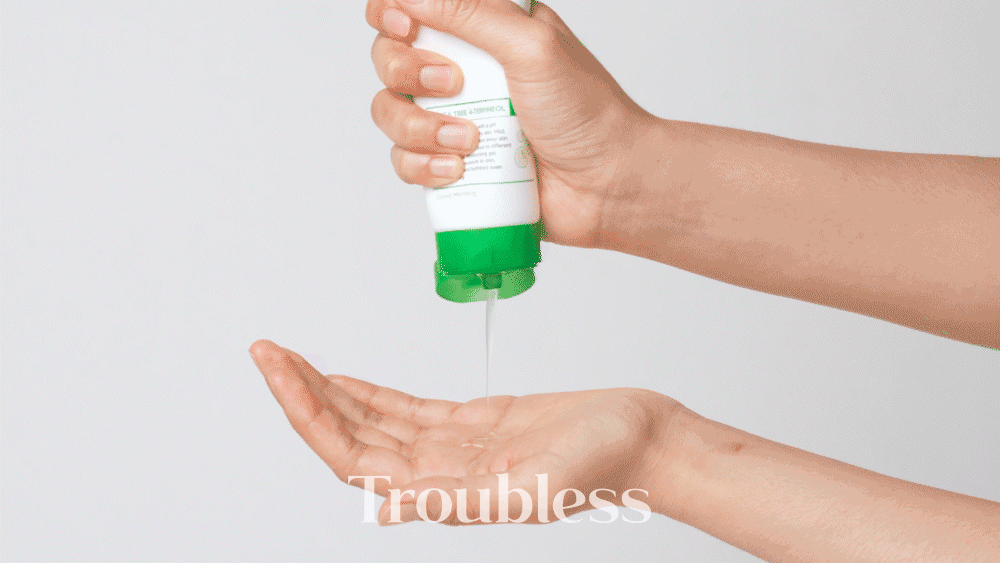 Limpiador gel Troubless Mild Gel Cleanser - Textura gel transparente en mano