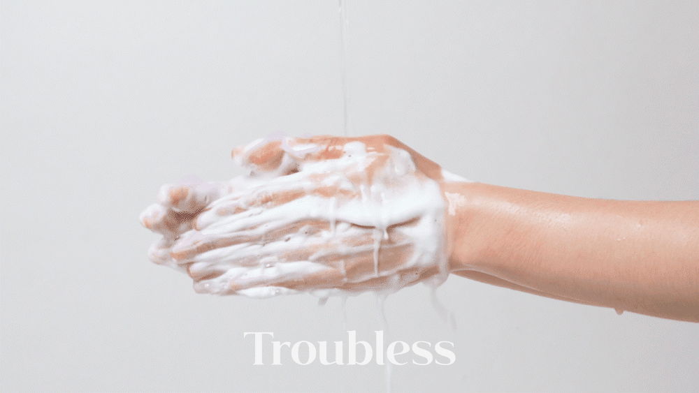 Aplicación limpiador Troubless - Espuma densa en rostro 
