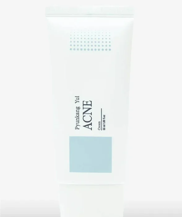 Crema Antiacné Pyunkang Yul aplicada sobre imperfección - textura gel