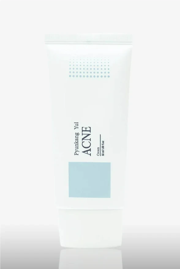 Crema Antiacné Pyunkang Yul aplicada sobre imperfección - textura gel