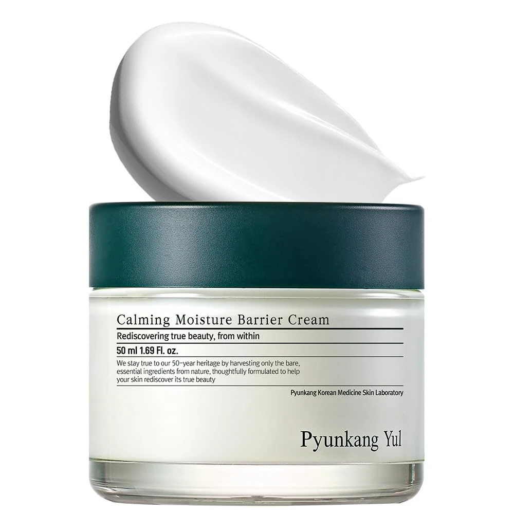 Crema Barrera Calmante Pyunkang Yul aplicada en rostro - textura nutritiva