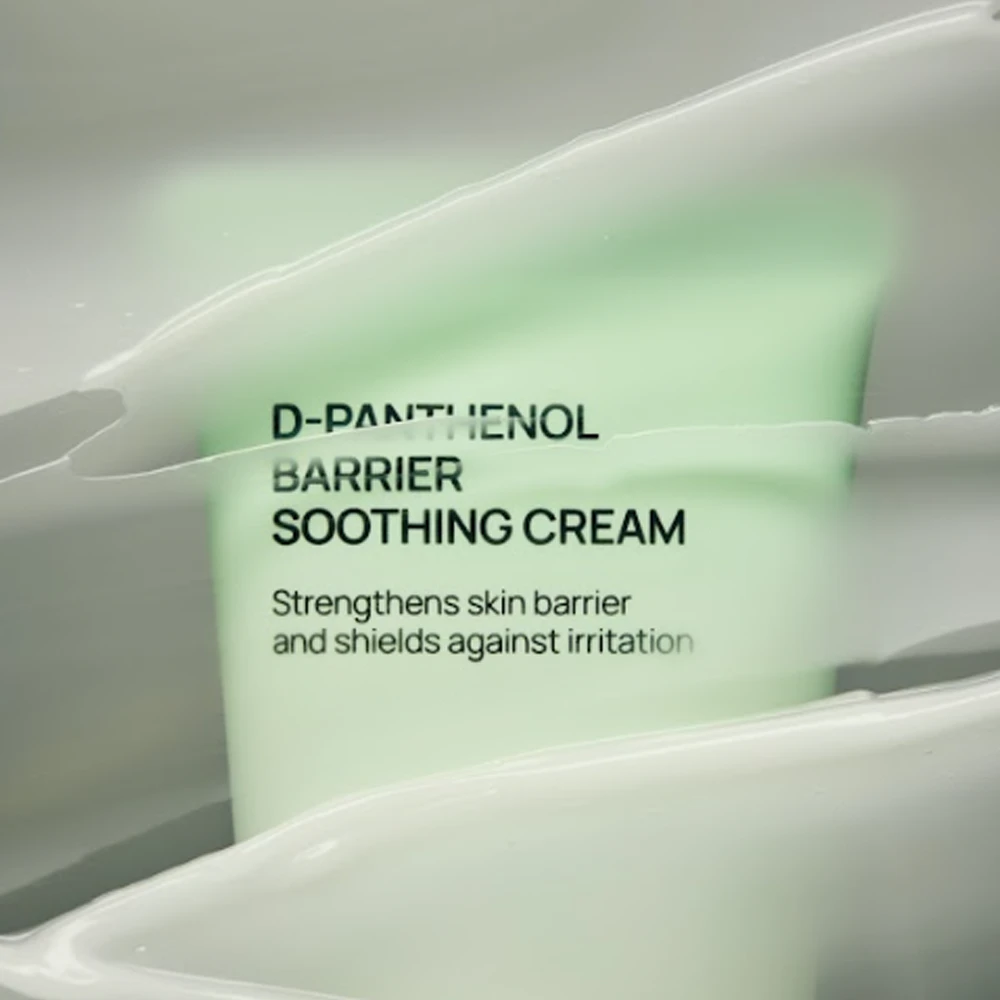 Textura ligera y fresca de la crema D-Panthenol Jumiso absorbiéndose en el rostro