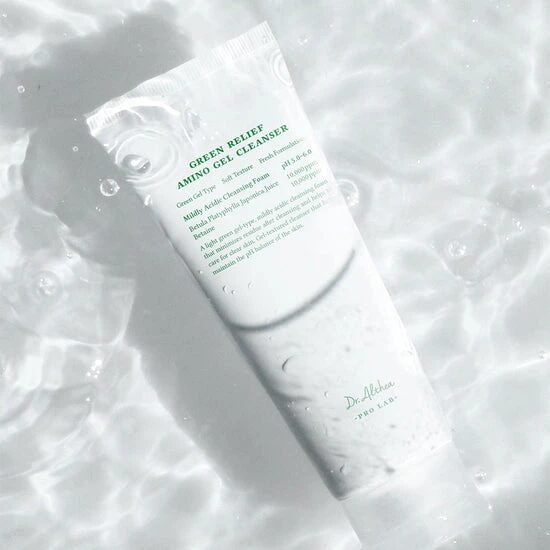 Frasco del gel limpiador Dr.Althea junto a la crema 345 Relief Cream