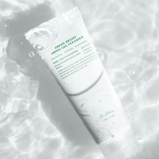 Frasco del gel limpiador Dr.Althea junto a la crema 345 Relief Cream